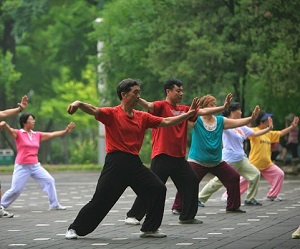 Deze afbeelding heeft een leeg alt-atribuut; de bestandsnaam is tai-chi-exercise-park-bijgesneden-300.jpg