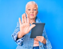 Senior-Vrouw-Tablet-Stop-250x167-bijg